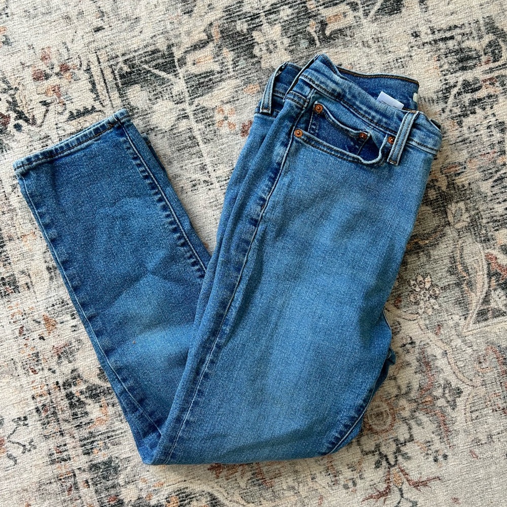 Women’s Size 28 Levi’s Wedgie Straight Jeans